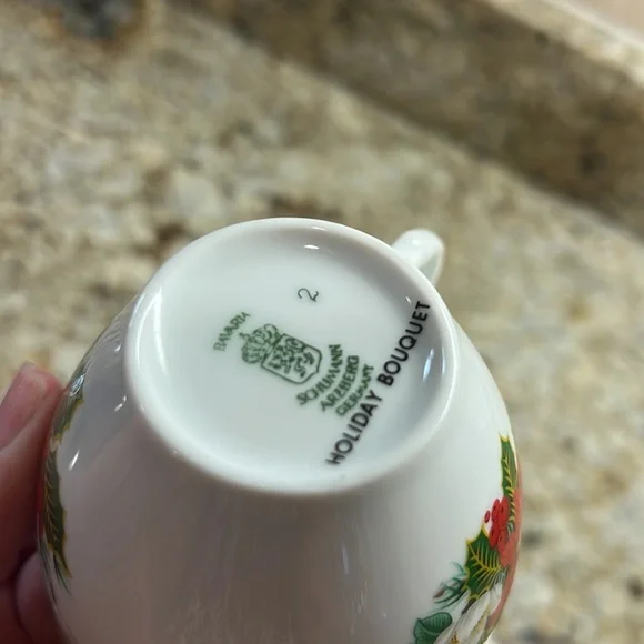 4 Holiday Cups & Saucers - Picture 5 of 9